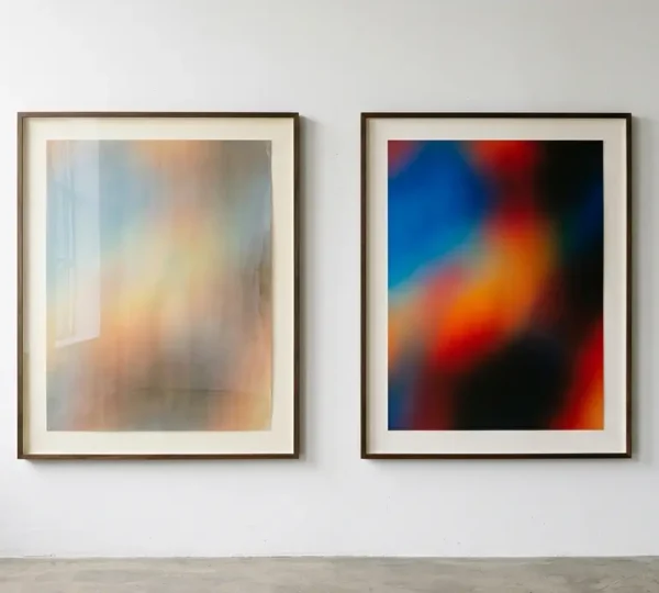 Comparaison visuelle entre deux tirages photographiques montrant la différence de saturation et de profondeur des couleurs