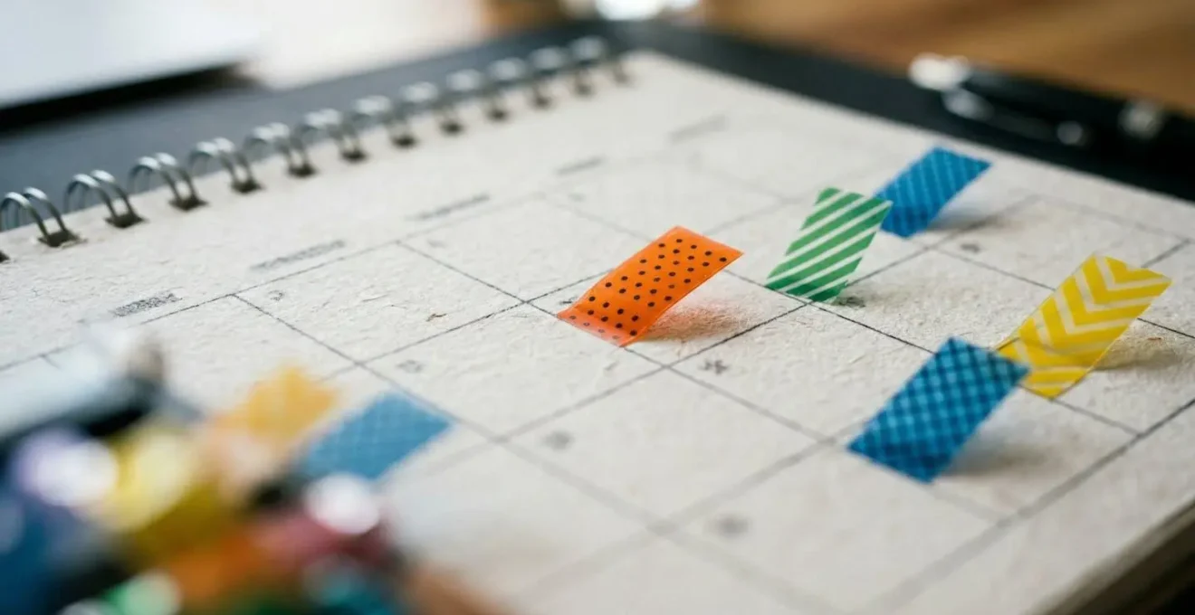 Calendrier de bureau avec marqueurs colorés indiquant les périodes de relance après envoi de vœux