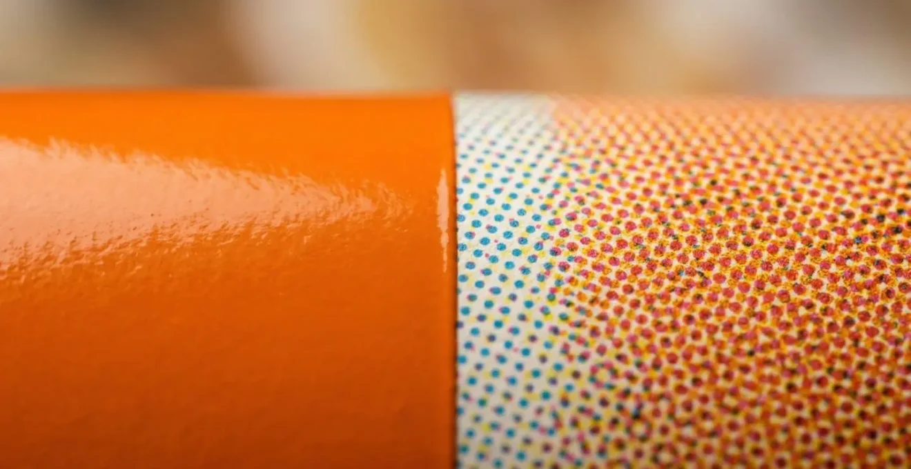 Vue macro comparative entre encre Pantone pure et mélange CMJN sur papier