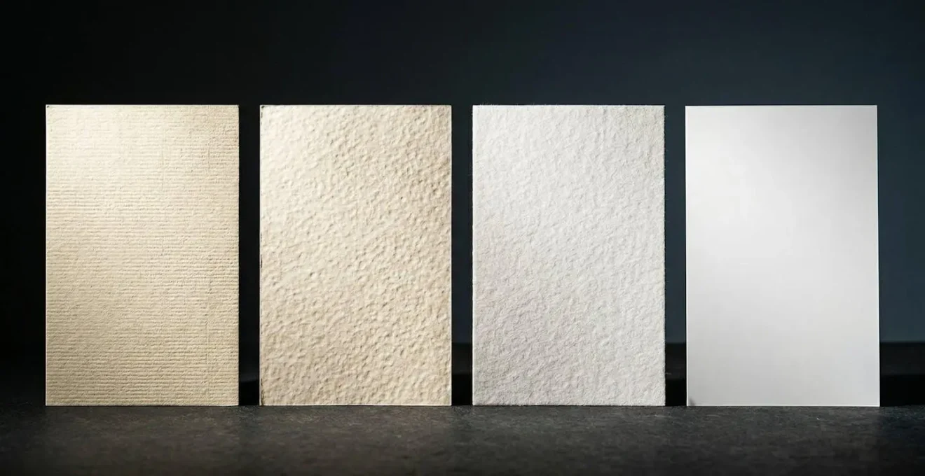 Quatre échantillons de papiers aux grains différents éclairés en lumière rasante