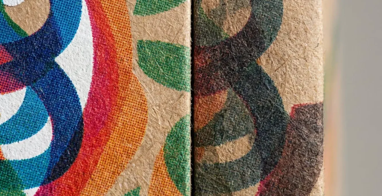 Comparaison côte à côte de deux impressions de logo sur papier kraft montrant la différence de rendu des couleurs