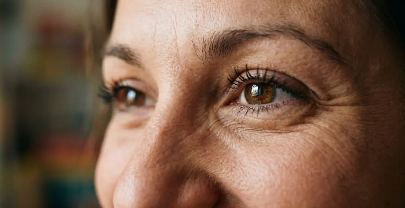 Gros plan macro sur les yeux d'une personne montrant une micro-expression de joie authentique