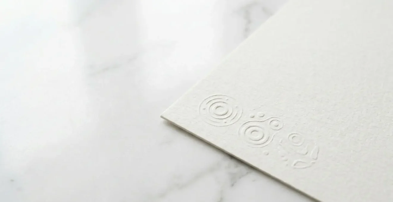 Intégration discrète de logos écologiques dans un colophon en bas de page