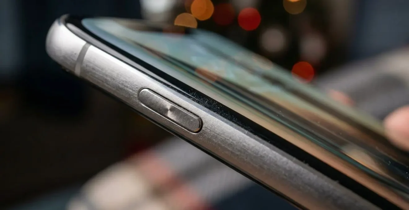 Vue macro d'un smartphone moderne montrant des détails de design responsive