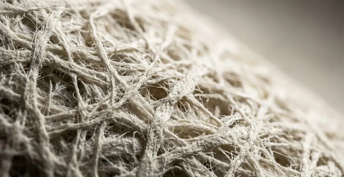 Vue macro de la structure fibreuse d'un papier mat montrant sa texture aérée